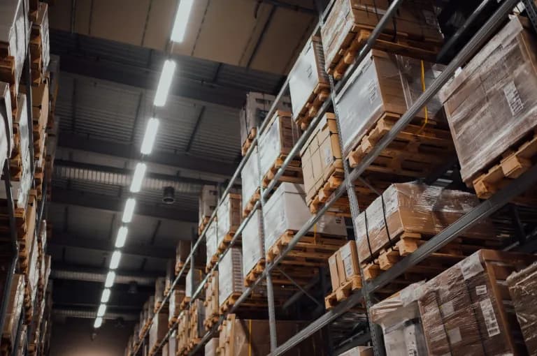 Caixas e pallets de madeira no estoque de uma fábrica