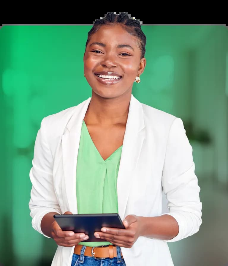 Mulher sorrindo e segurando um tablet