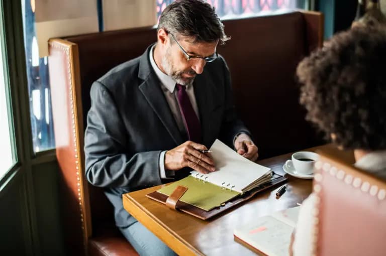 Grupo de advogados conversando em uma mesa