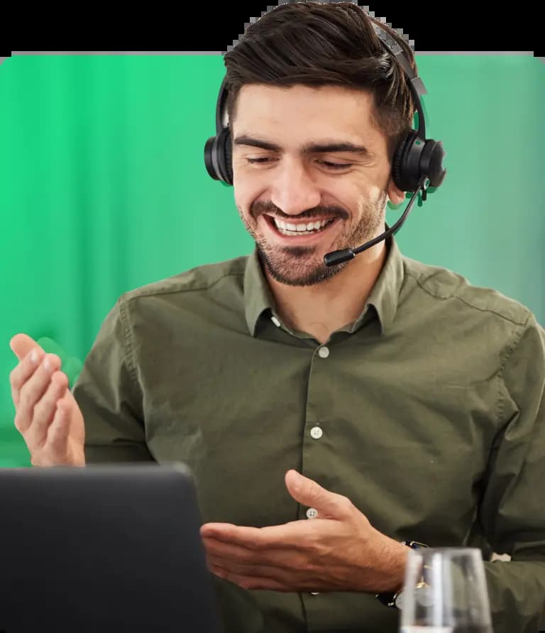 Homem sorrindo e realizando atendimento de call center