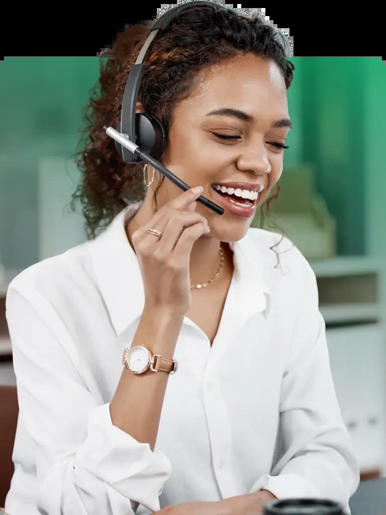 Mulher com roupa social, sorrindo e realizando atendimento de call center